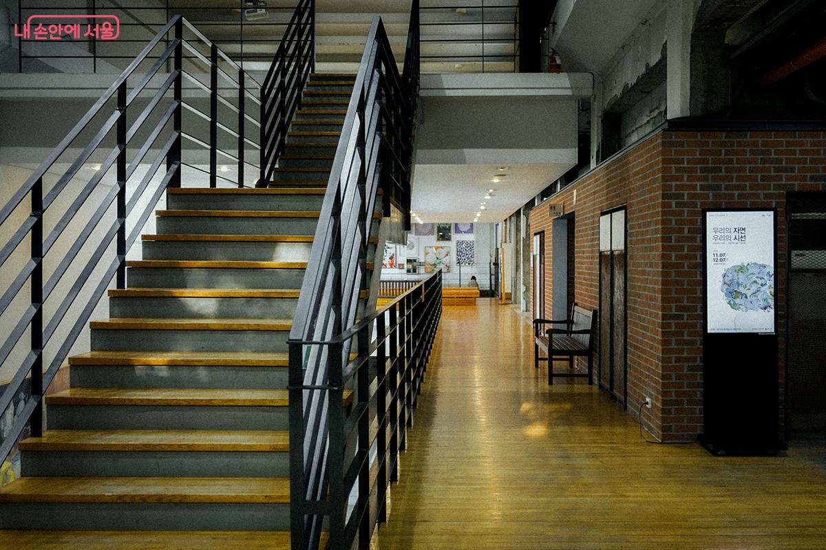 &lsquo;선유도이야기관&rsquo;은 과거 정수장의 침전지를 리모델링해 조성된 전시 공간으로, 내부 구조가 매우 독특하다. &copy;김아름