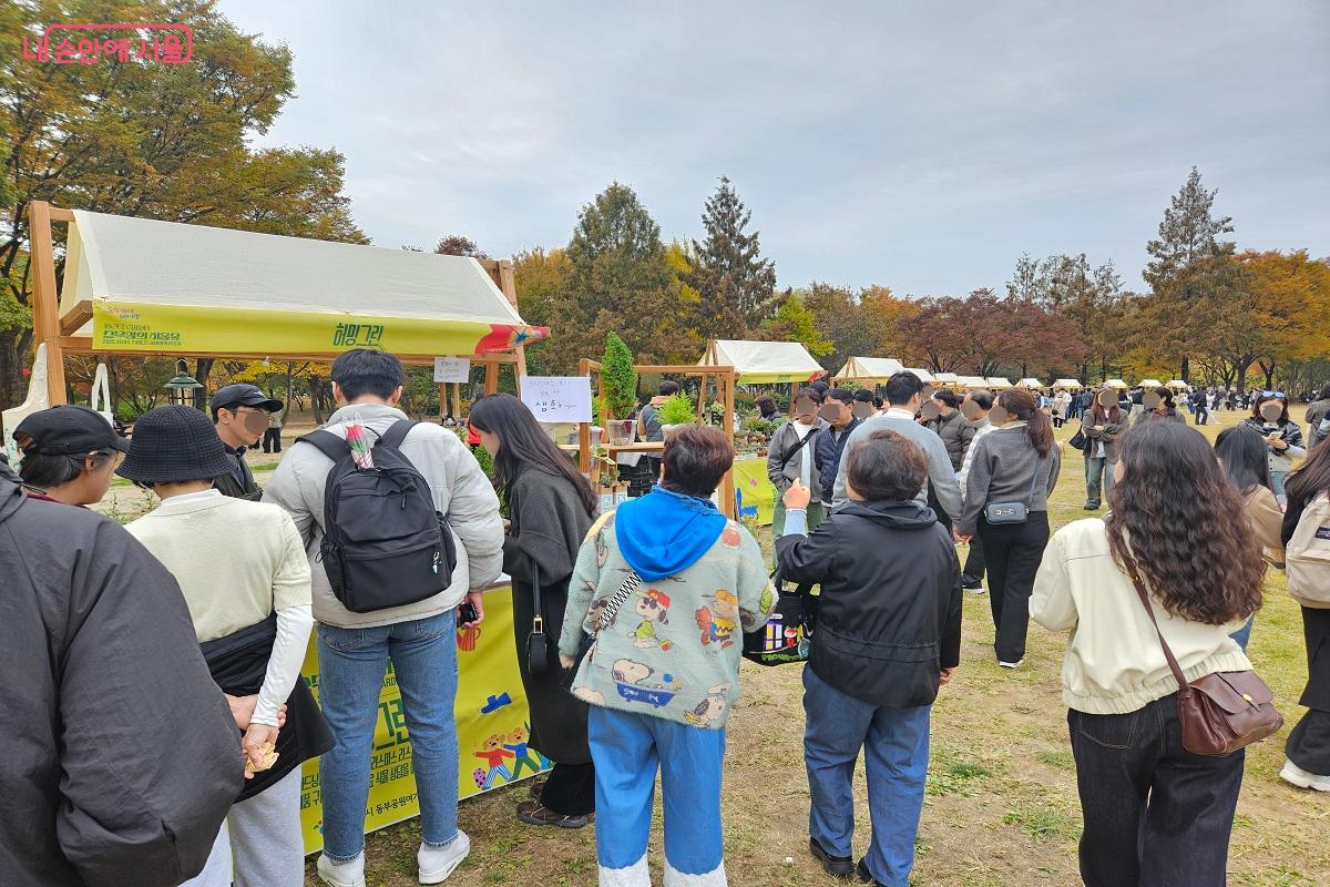 많은 인파가 몰렸던 팝업 가든 스토어 &copy;김진호