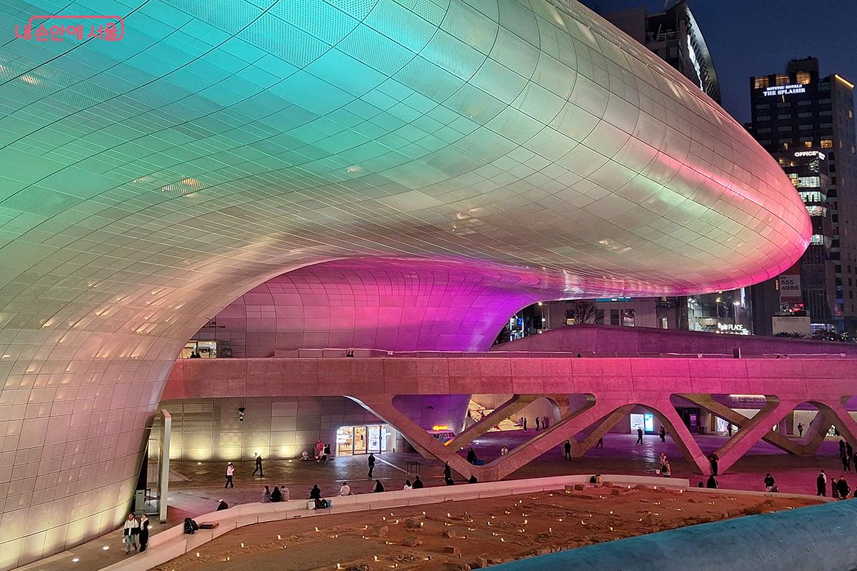 이번 <드림 인 라이트>는 DDP가 365일 '빛'을 밝히는 도시의 랜드마크로서, 서울이 지닌 다채로운 에너지와 문화를 빛으로 표현하는 새로운 방식을 제시했다. ©이혜숙