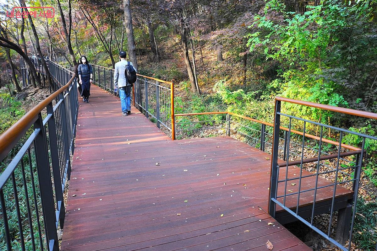 하늘숲길의 데크길은 군데군데 넓은 공간을 두어 통행에 불편함이 없다. ⓒ조수봉