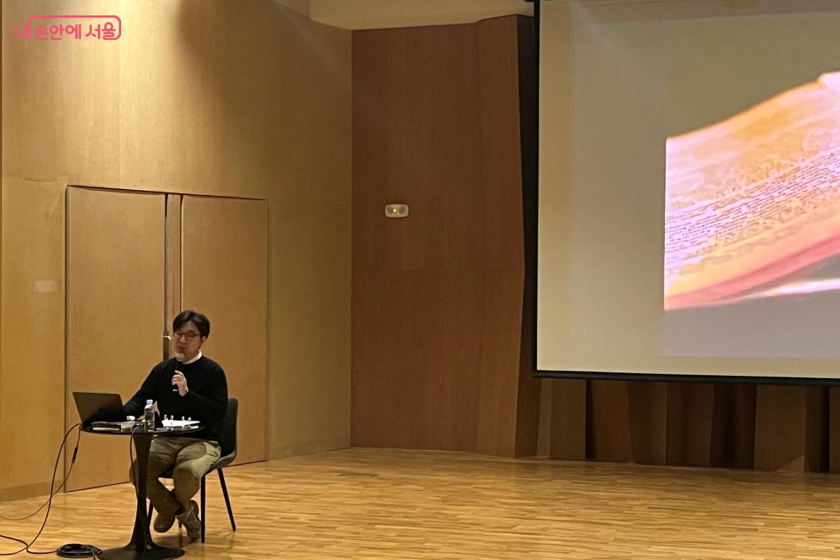 강연을 마치고 Q&A 시간에 적극 참여하는 시민들에게 응답하는 작가 &copy;김연희