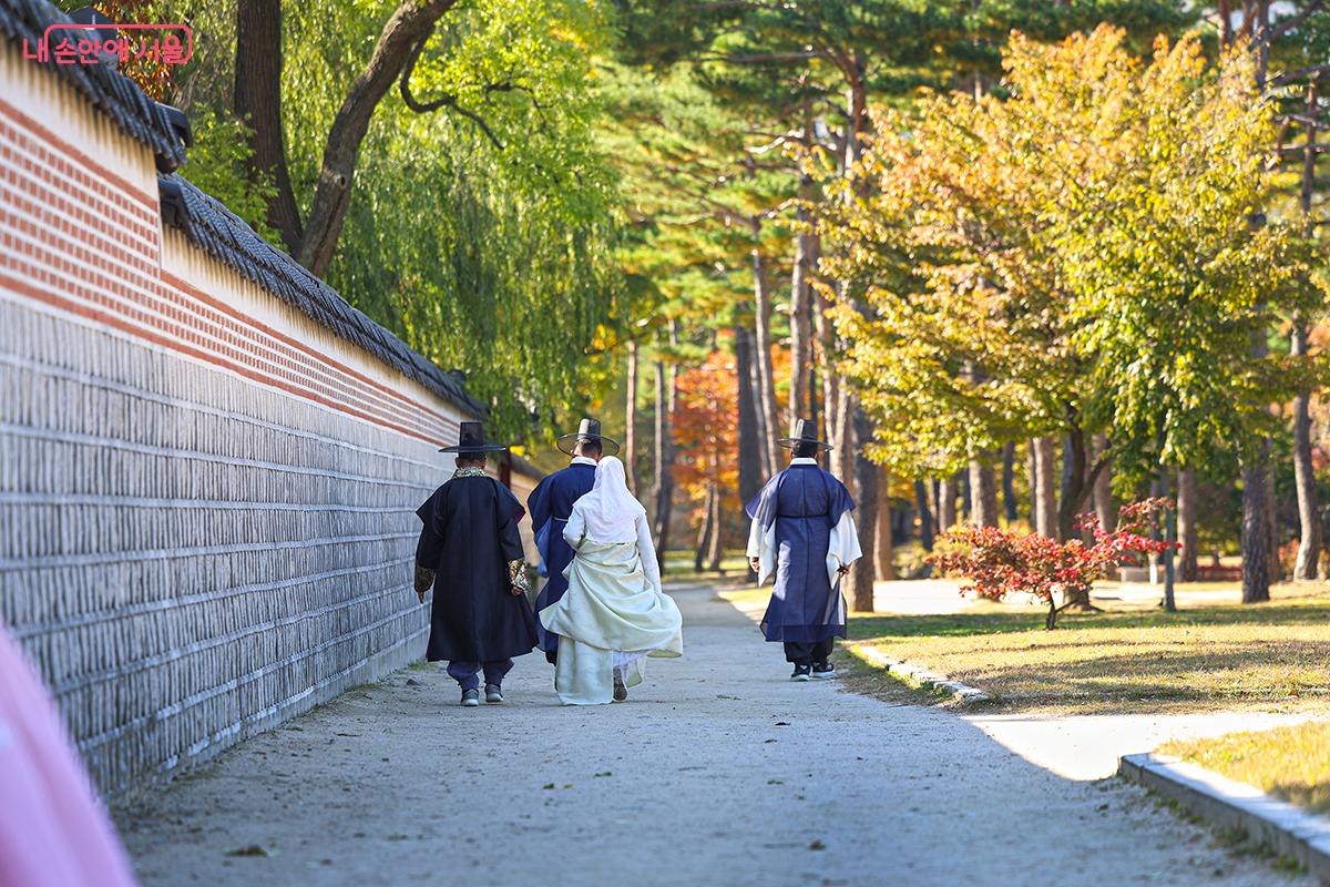 한복 차림으로 가을로 물든 후궁을 관람 중인 외국인들 ©김주연