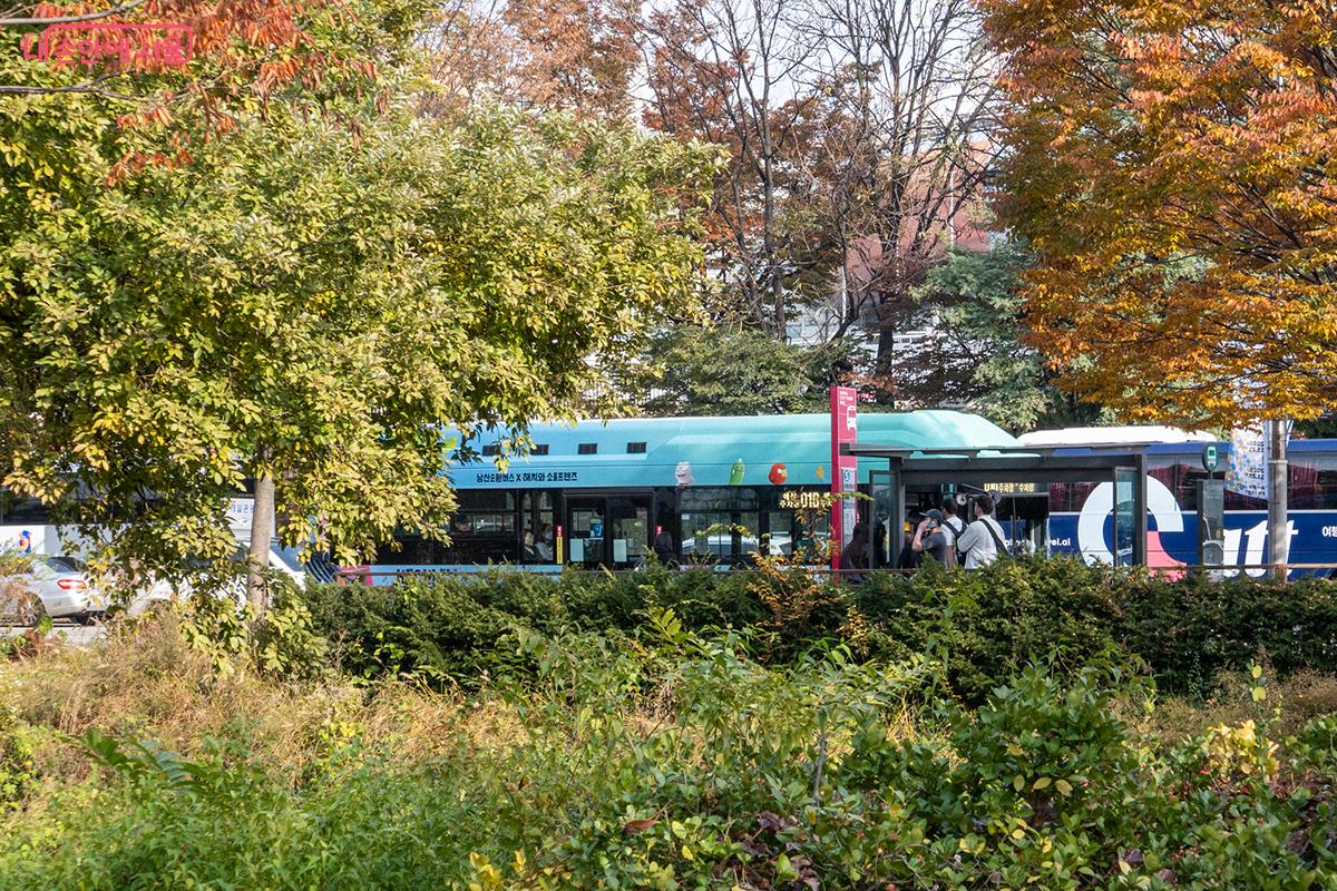 남산공원과 주요 지하철 역사 등을 경유하는 해치버스 &copy;이진형