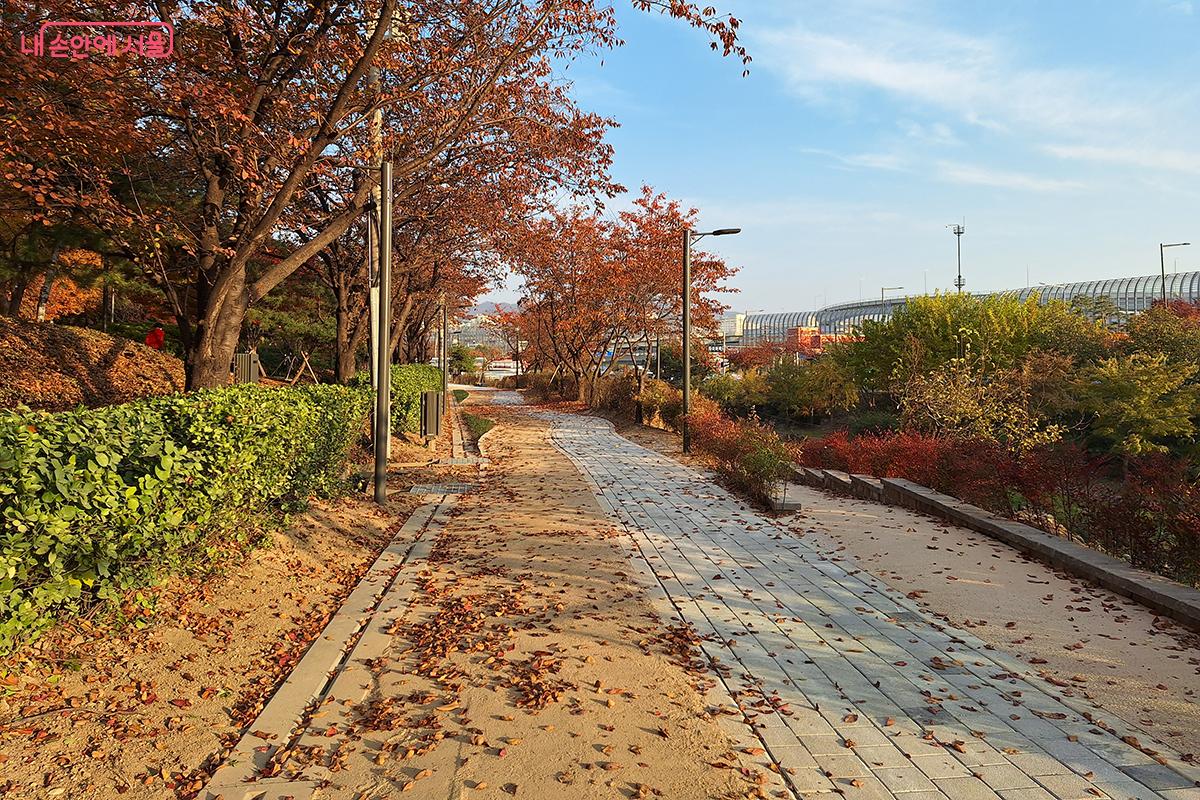 맨발로 걸으며 지친 몸에 활력을 불어넣는 황톳길 ©이혜숙