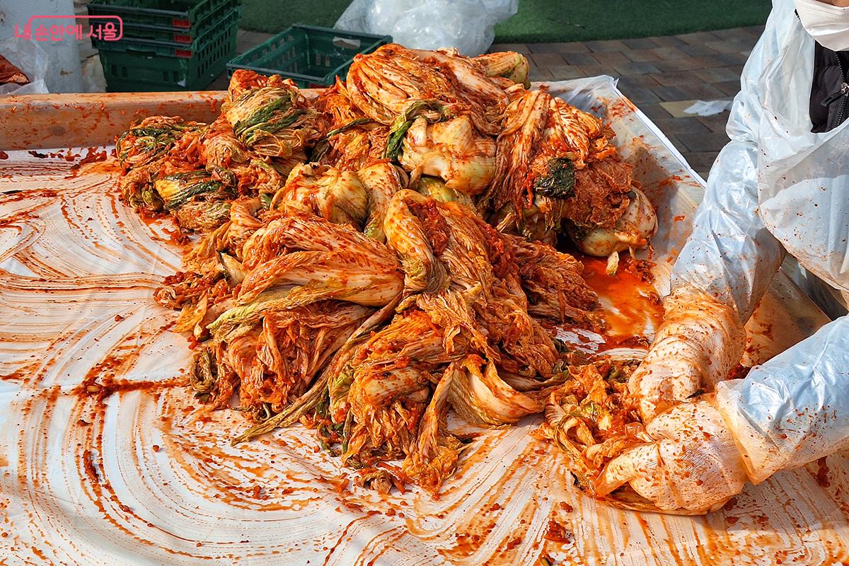 자원봉사자들이 부지런한 손놀림으로 총 1만 상자, 약 8만 포기 100톤의 김치가 만들어졌다. &copy;정향선