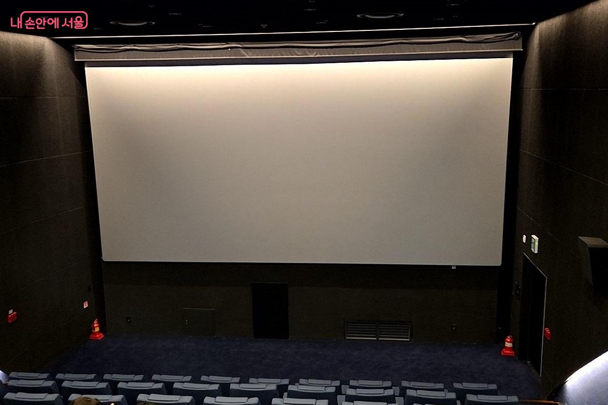 기존 멀티플렉스와 차별화된 상영3관의 리클라이너석 ©이상돈