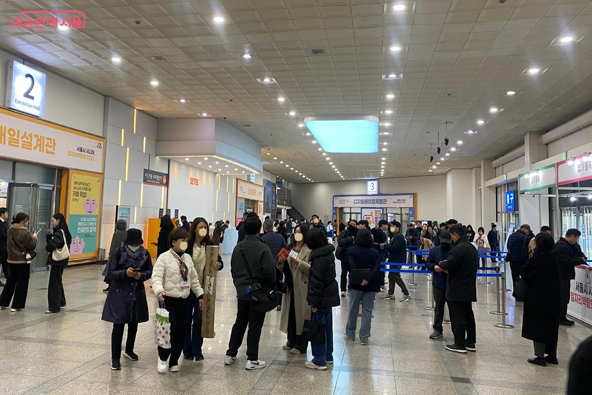 일찍 도착해 입장을 기다리는 시니어 참여자들 &copy;이근석