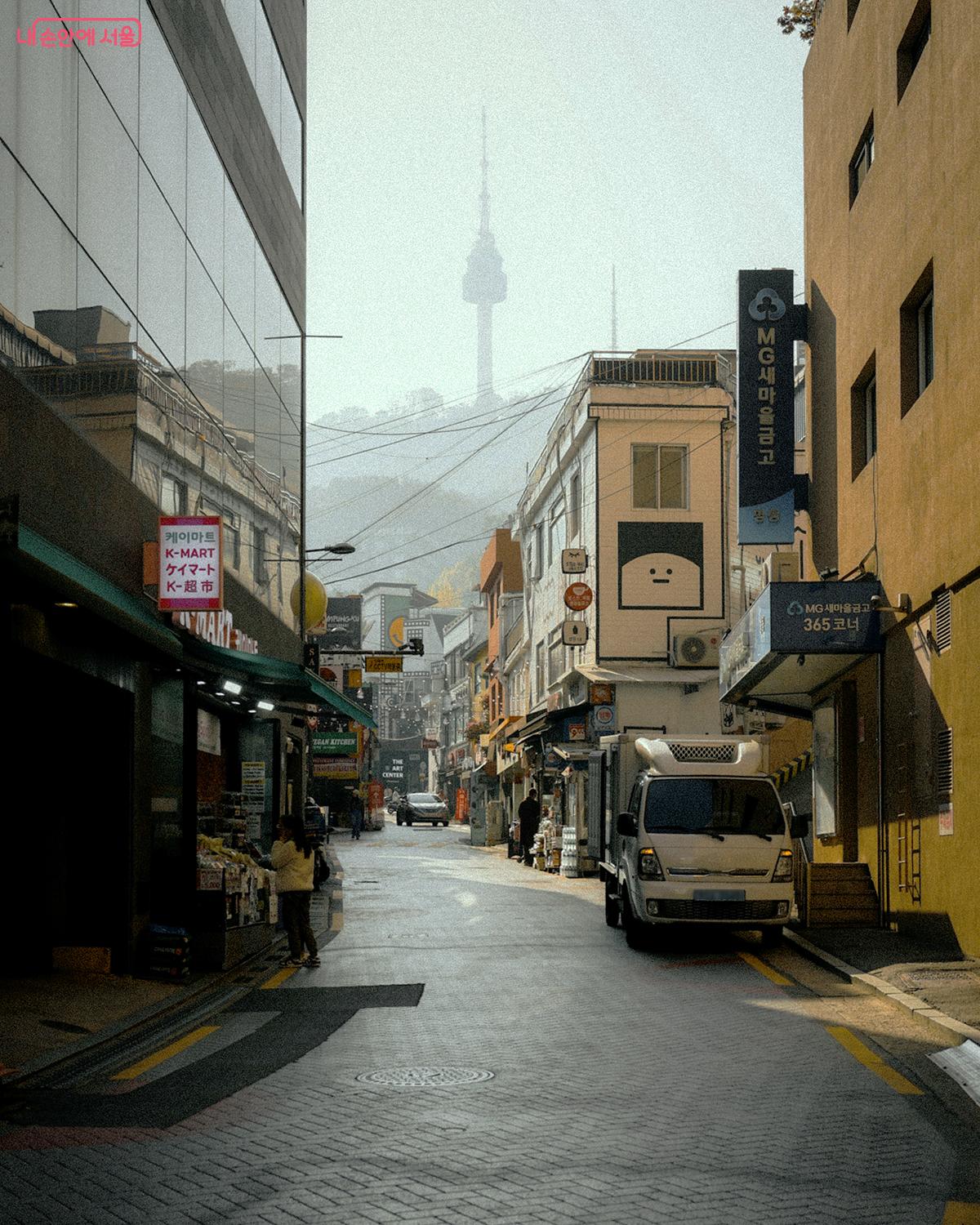 명동역 3번 출구 앞 '명동재미로' 풍경. 이 길을 쭉 따라가면 ‘남산공원 4번 입구’가 나온다. ©김아름