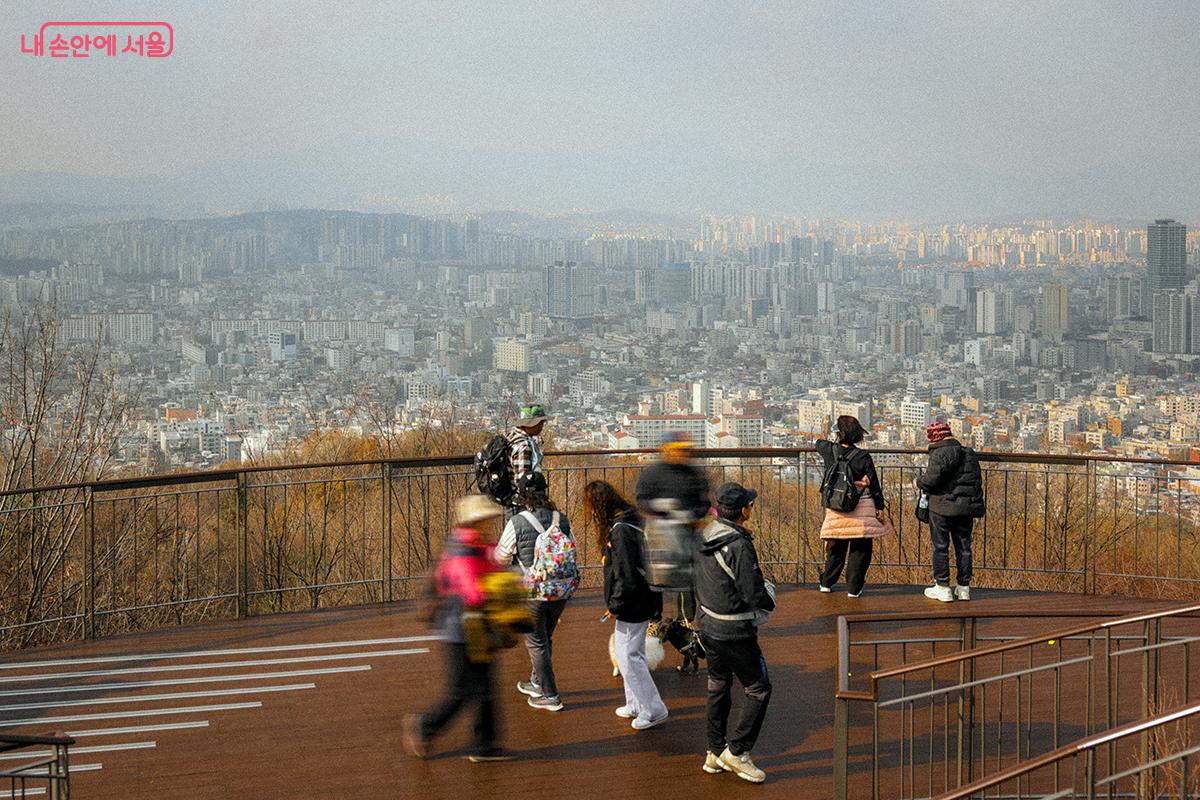 탁 트인 도심 경관을 즐기는 시민들을 만날 수 있다. ©김아름