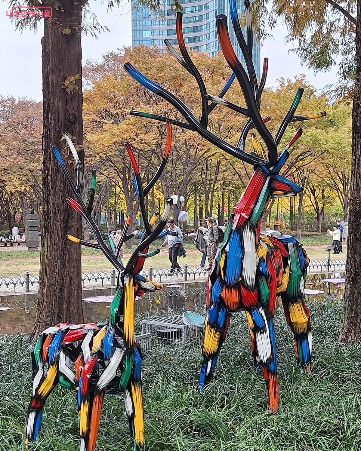 메타세쿼이아 아래 사슴 조형물과 같이 축제장 곳곳에 마련된 포토존 ©이혜숙  