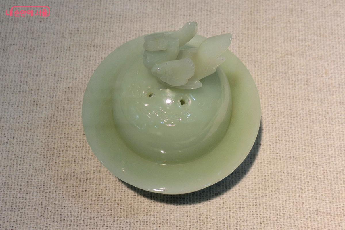 '백옥봉황향로'는 옥의 은은함과  영롱함의 극치를 보여준다.