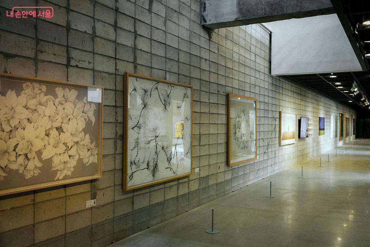 작품이 궁금할 땐 각 작품 옆의 QR코드를 스캔하면 국립현대미술관 미술은행 소장품 소개 페이지로 연결되어 상세한 설명을 확인할 수 있다. &copy;김아름