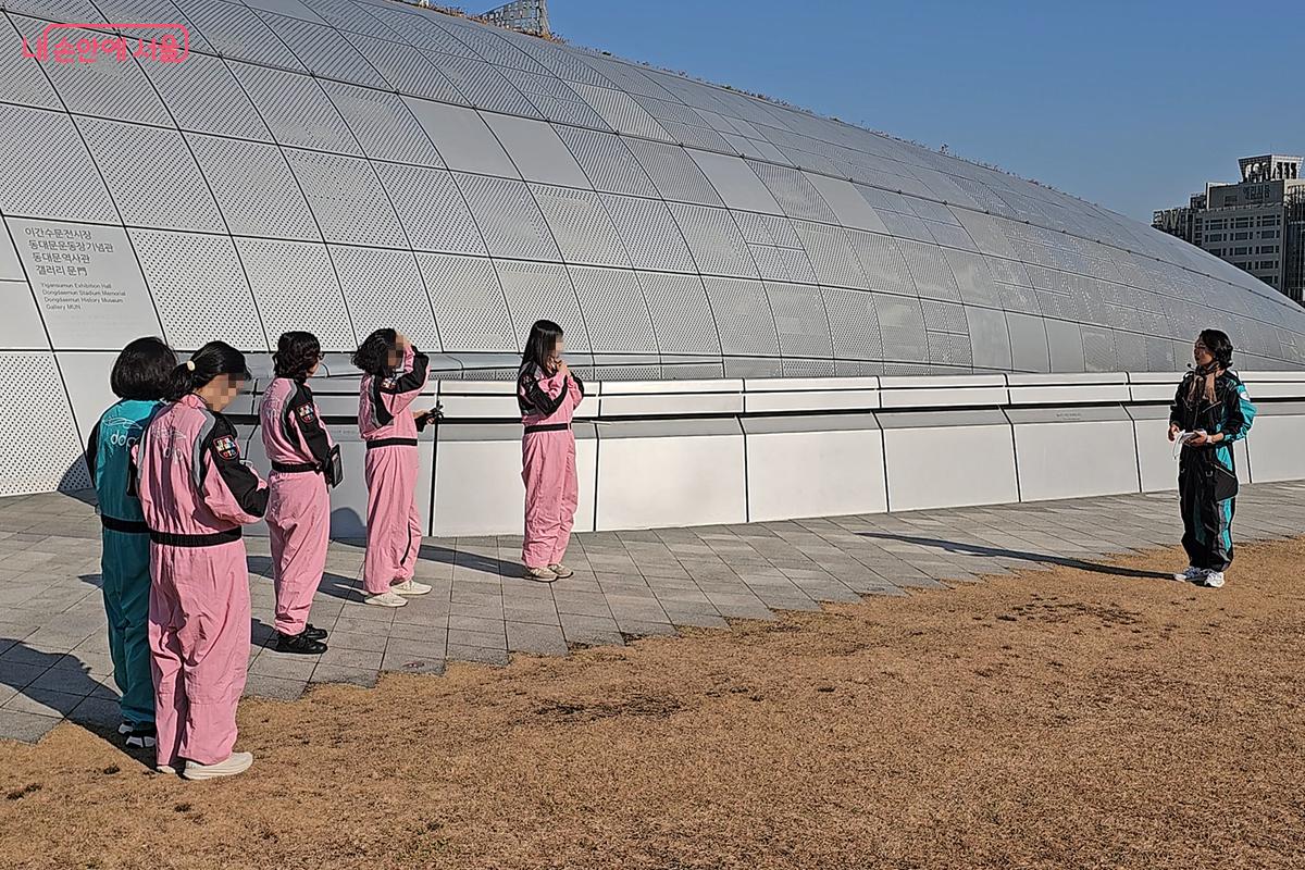 지붕에 오르기전 최종 안내 사항을 전달받았다. ©오도연