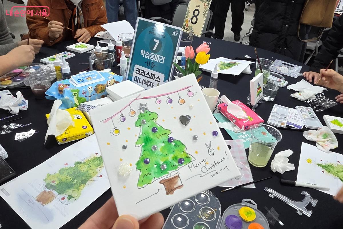 학습동아리 회원들이 운영한 크리스마스 미니액자 만들기를 체험했다. &copy;김미선