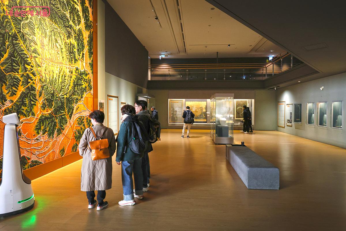 상설전시실을 관람 중인 시민들의 모습 ©김주연