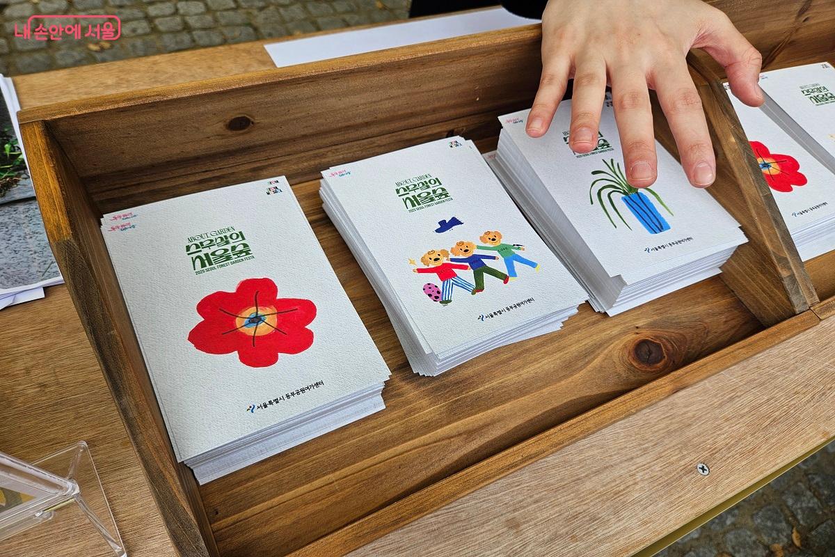 축제 만족도 조사에 참여한 관람객에게 엽서가 증정되었다. &copy;김진호