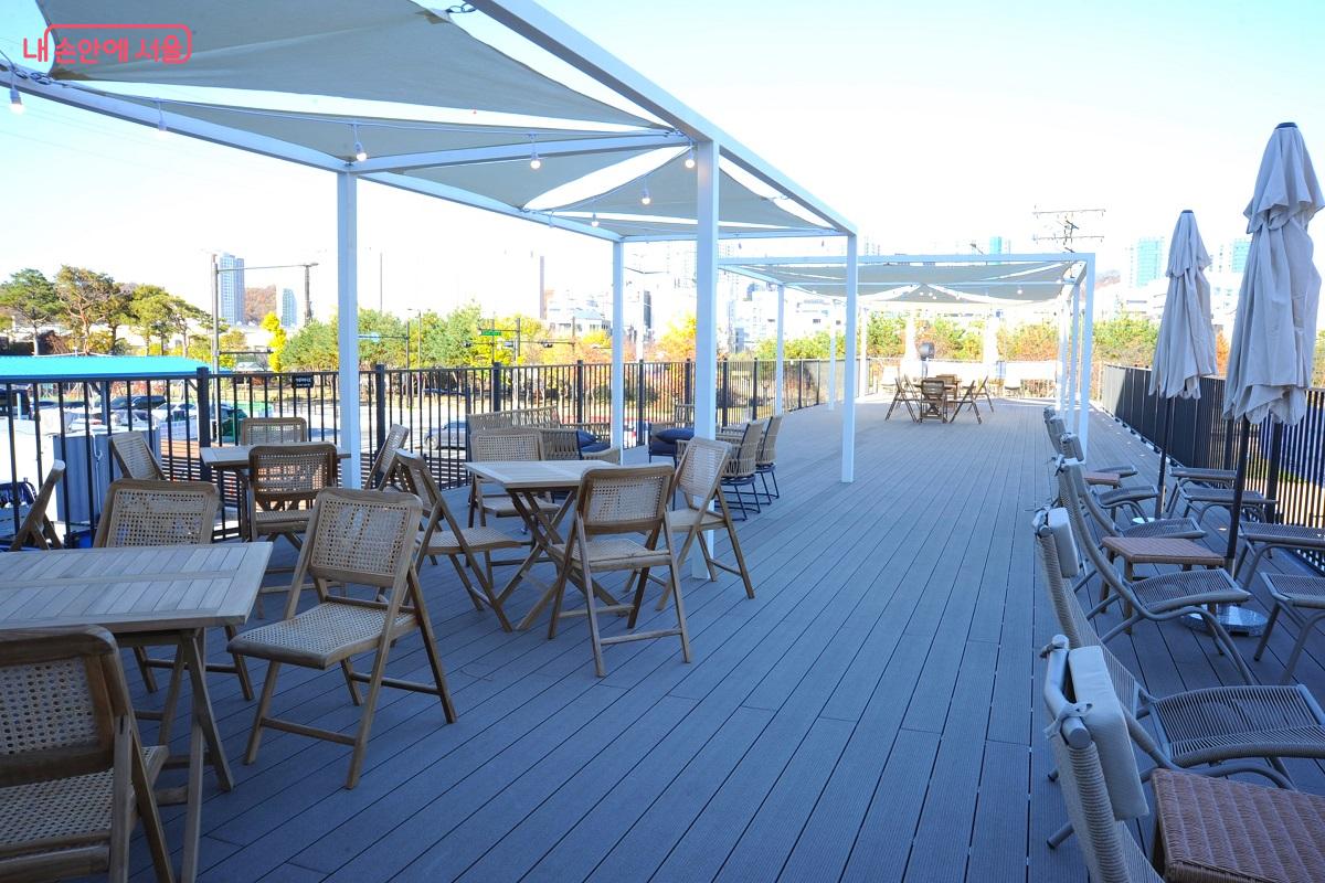 물멍과 북한산 조망 장소로 최적인 카페 ‘은평 에피소드’ 루프탑 ⓒ조수봉