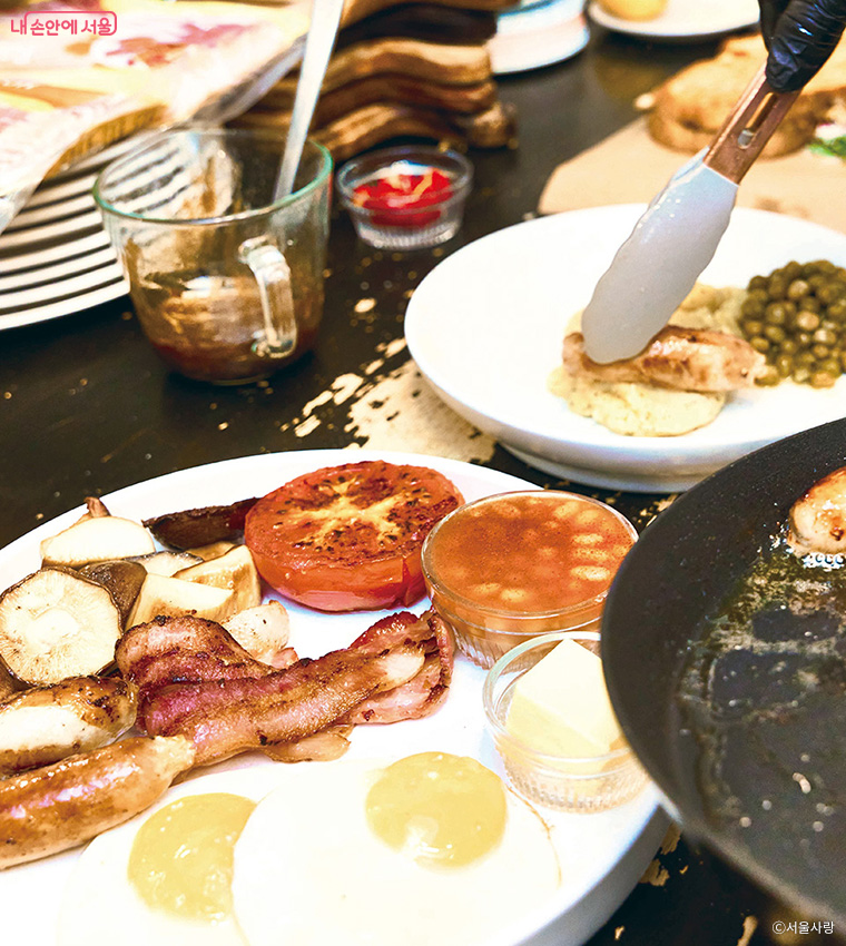 완성된 메뉴를 정갈하게 담아내는 셰프의 손길.