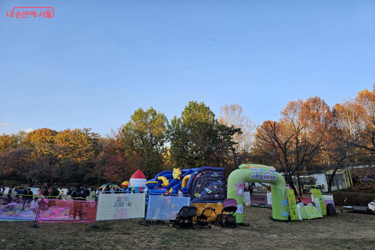 야외 대공원에서 주말마다 운영되는 &lsquo;여기저기 서울형 키즈카페&rsquo; &copy;염지연