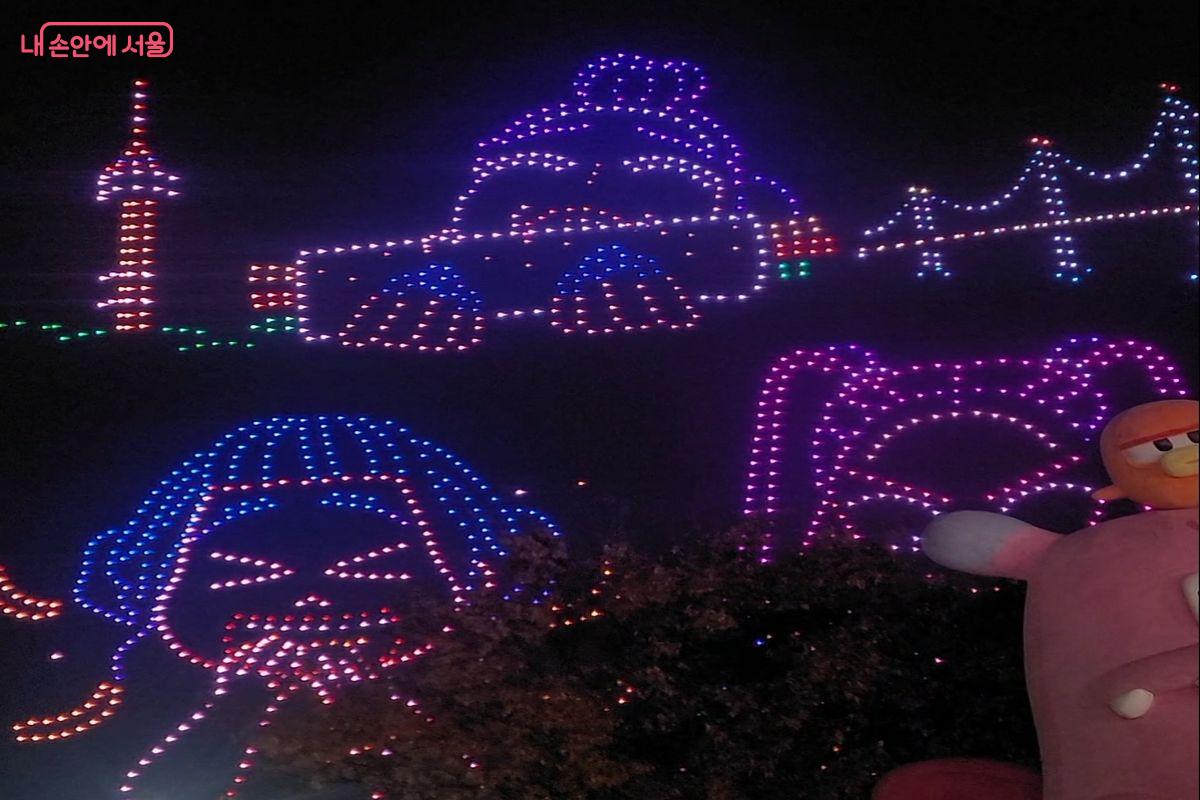 헌트릭스 멤버 3명의 귀여운 모습들을 담아낸 드론쇼 모습이다.ⓒ이동영