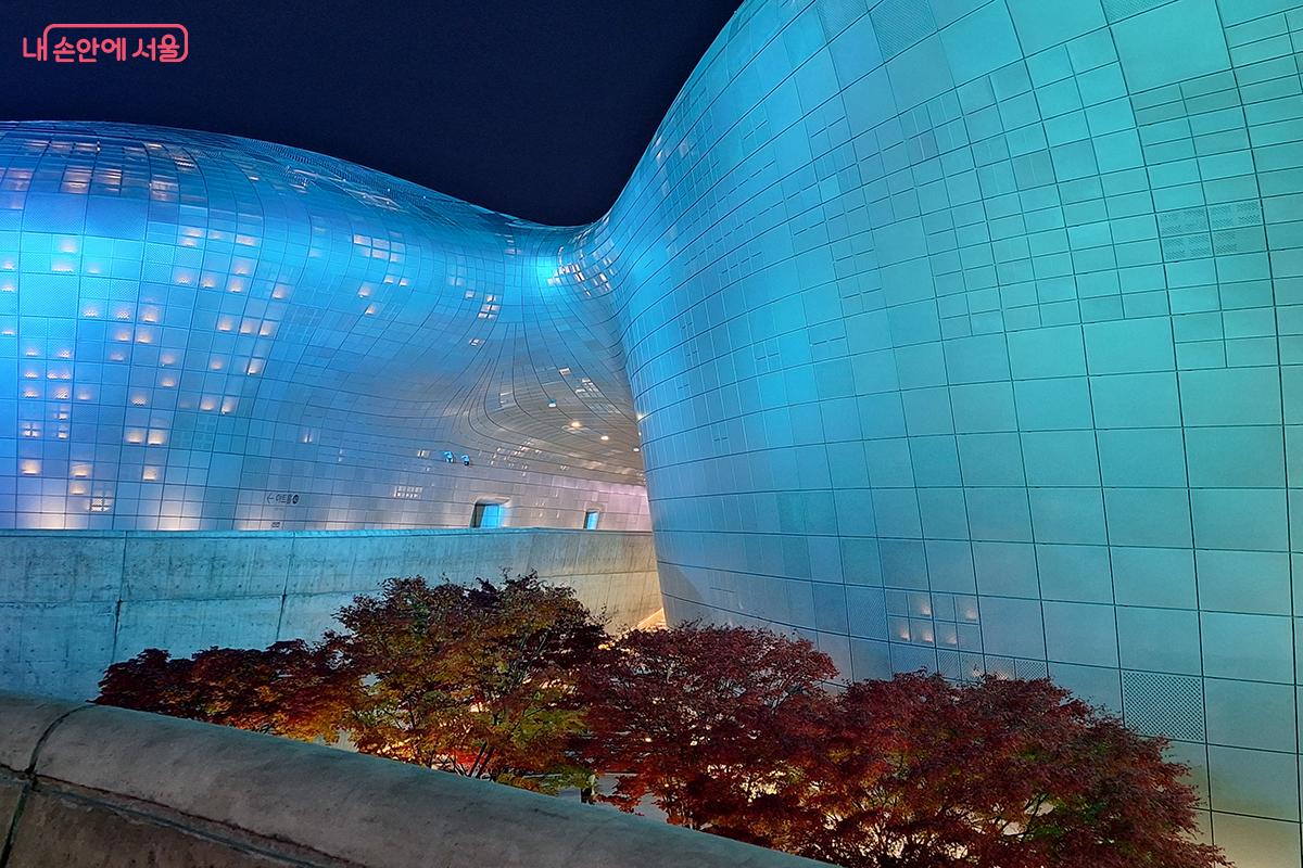 DDP 외관을 따라 조명과 레이저가 음악에 맞춰 색을 바꾸며, 마치 공연을 보는 듯하다. &copy;백승훈