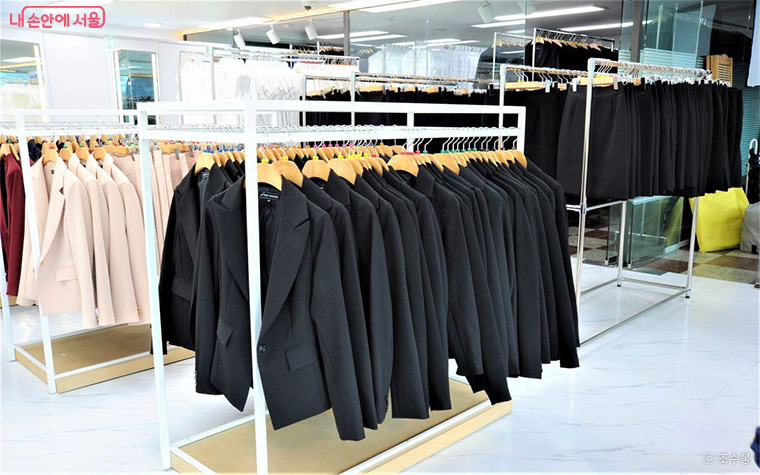 무료정장대여 서비스 ‘취업날개’는 본인인증 1회만 거치면 포털 내부에서 예약‧신청할 수 있다.