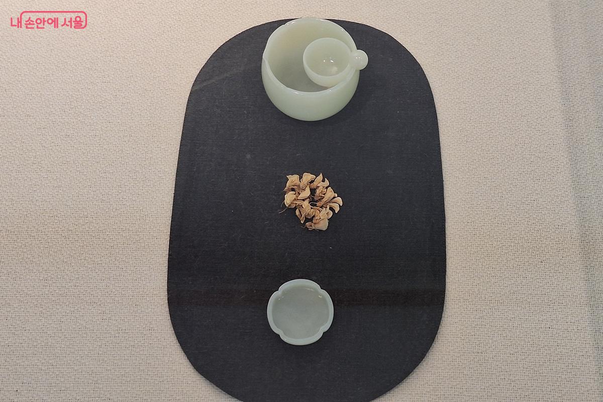 '백옥찻잔 및 차거르개' 작품이 다도 애호가들의 눈길을 끌었다.