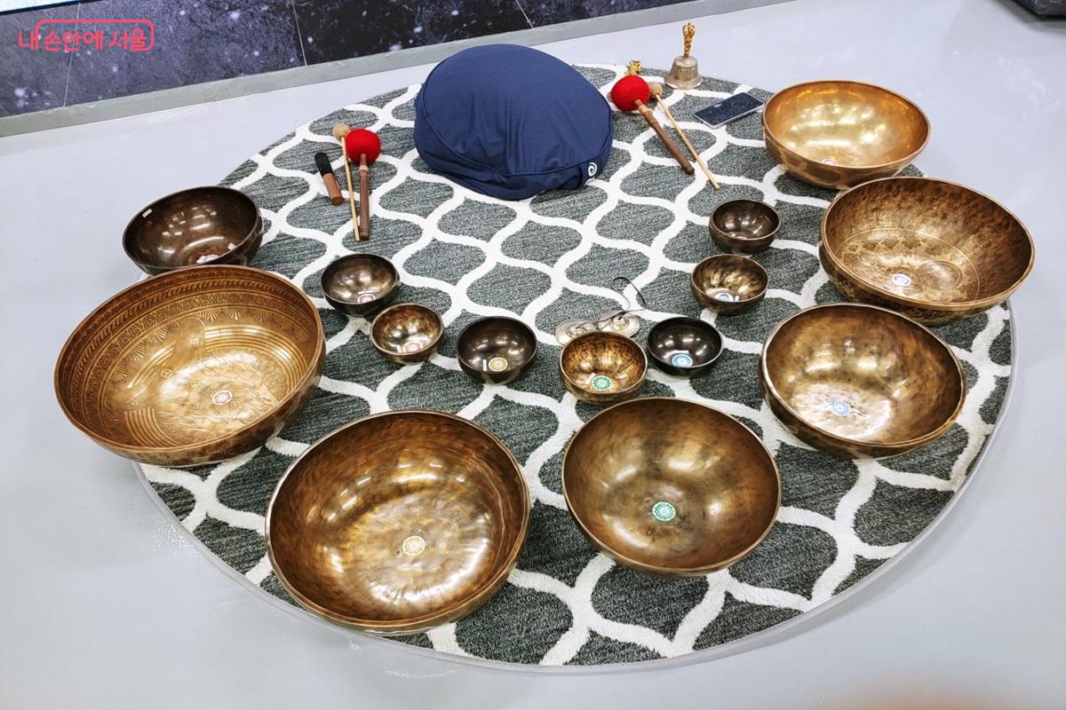 싱잉볼 울림과 따뜻한 온열감을 결합한 감각 치유 프로그램으로 진행된다. &copy;엄윤주