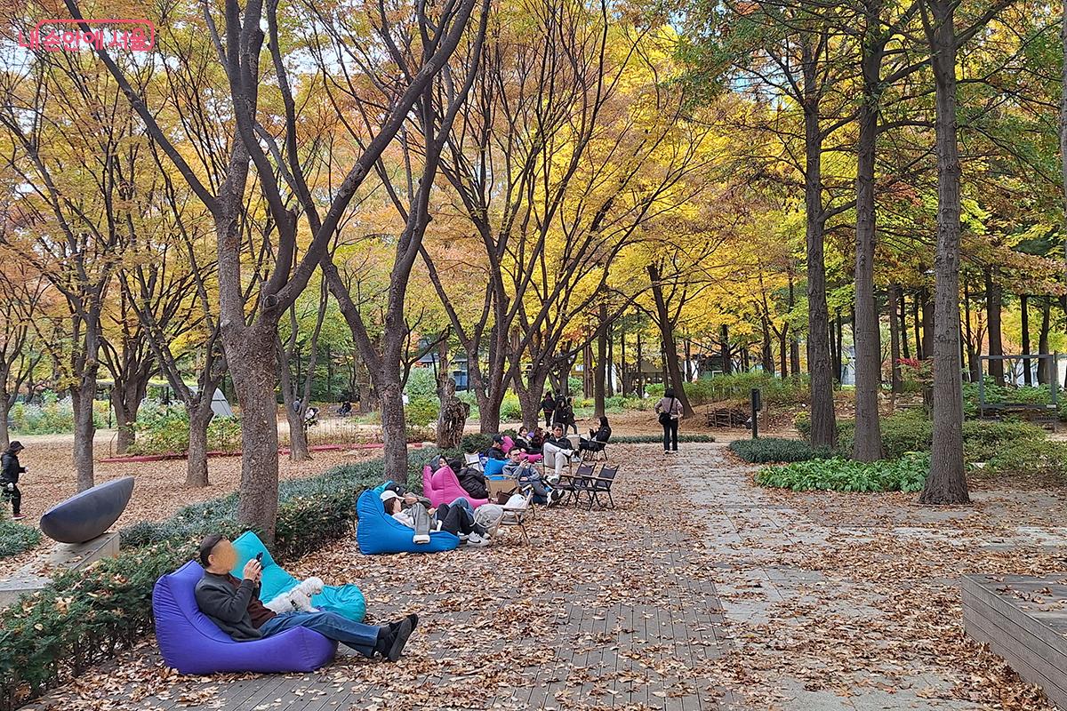 ‘책쉼터’에 앉아 여유롭게 책을 읽으며 편안한 휴식을 만끽할 수 있다. ©이혜숙 