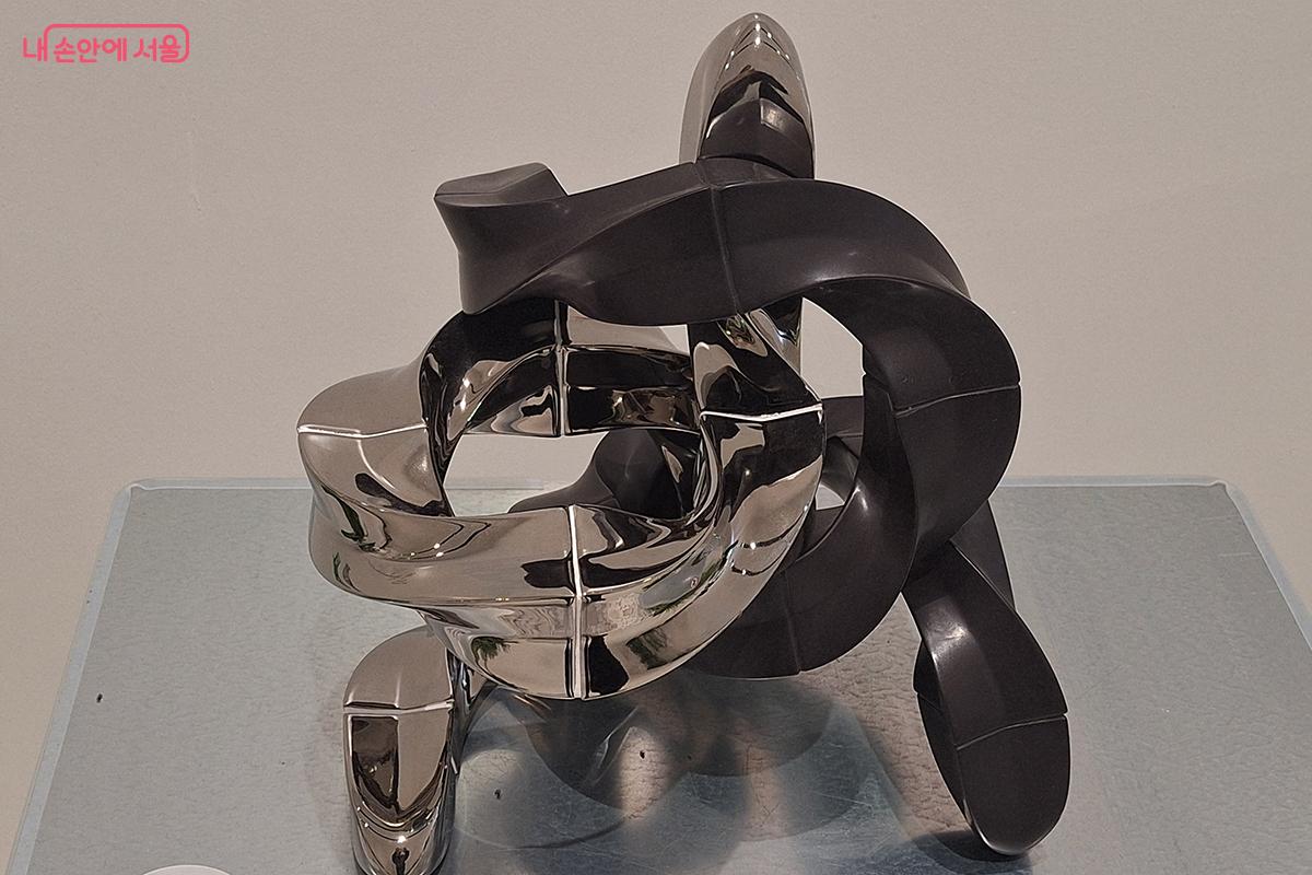 도자의 숨결로 빚어낸 채민우 작가의 ‘Mobirs spring objet’ ©이혜숙