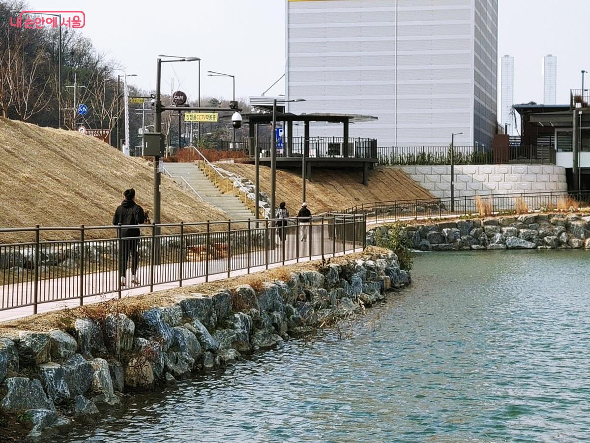 새롭게 조성된 구파발천 수변공간에서 러닝이나 산책 중인 시민들 ©엄윤주