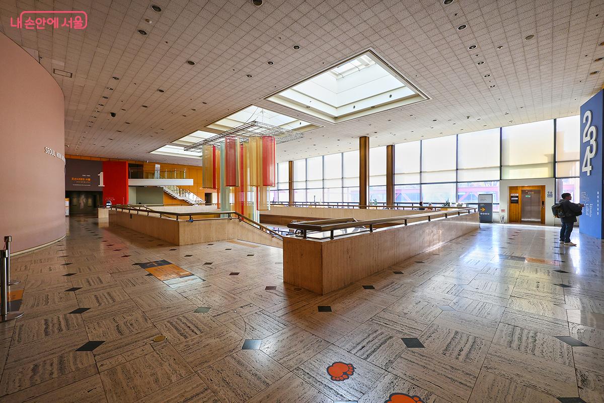 상설전시 관람을 마치고 계단을 통해 로비로 내려간다. ©김주연