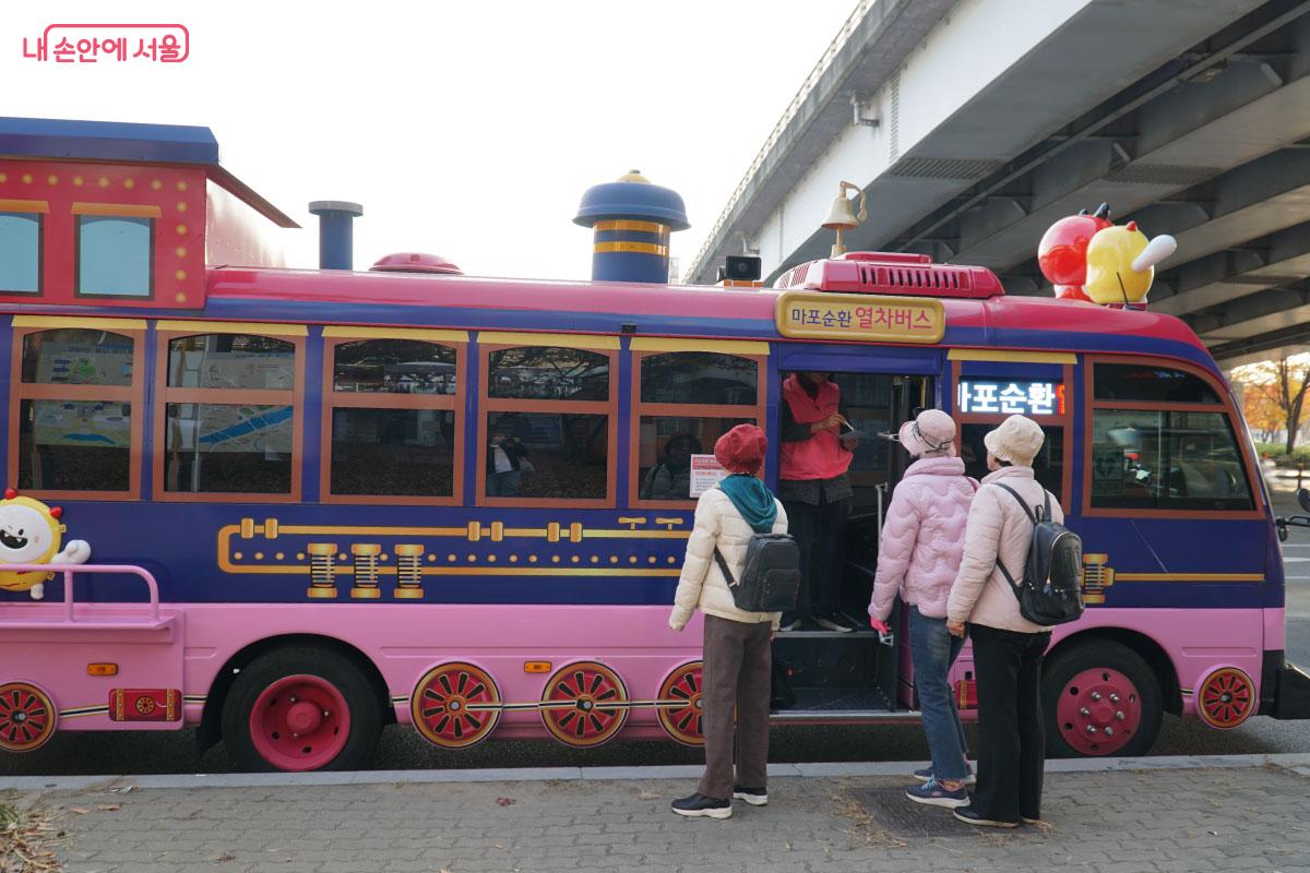  마포순환버스를 이용하는 이용객들 &copy;홍혜수