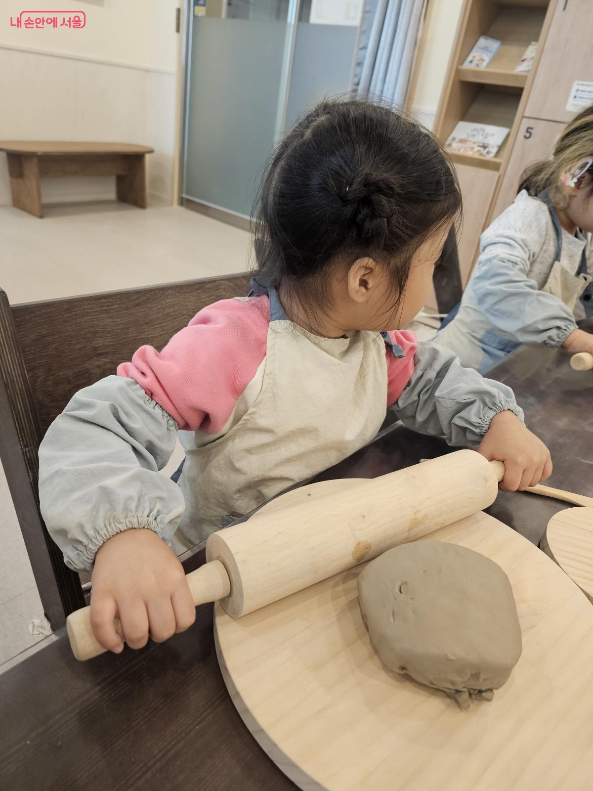 아이들의 눈높이에 맞는 도자기 만들기 체험을 할 수 있다. ©박근호