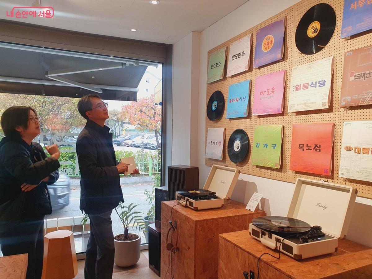 인천에서 온 관광객은 ‘오래가게’가 인상적이라는 소감을 남기기도 했다. ©엄윤주