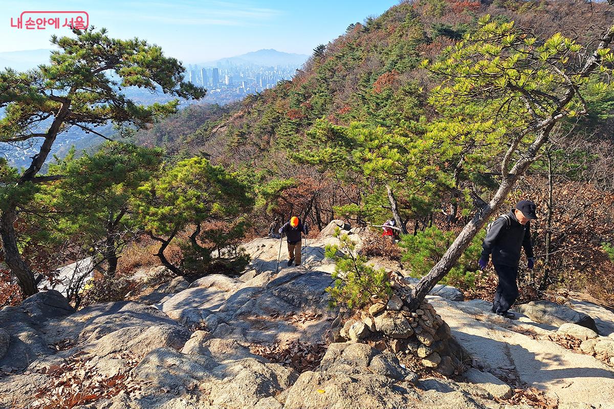 주말을 맞아 용마산을 찾은 시민들의 모습이 많이 눈에 띈다. &copy;이혜숙
