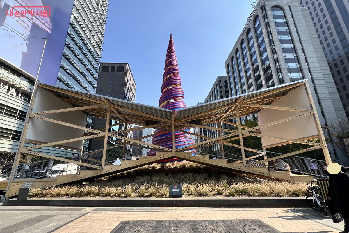오브라 아키텍츠의 작품 <커넥천 파빌리온>. 건축물 안에서 자유롭게 쉬어 갈 수 있다. &copy;박지영 