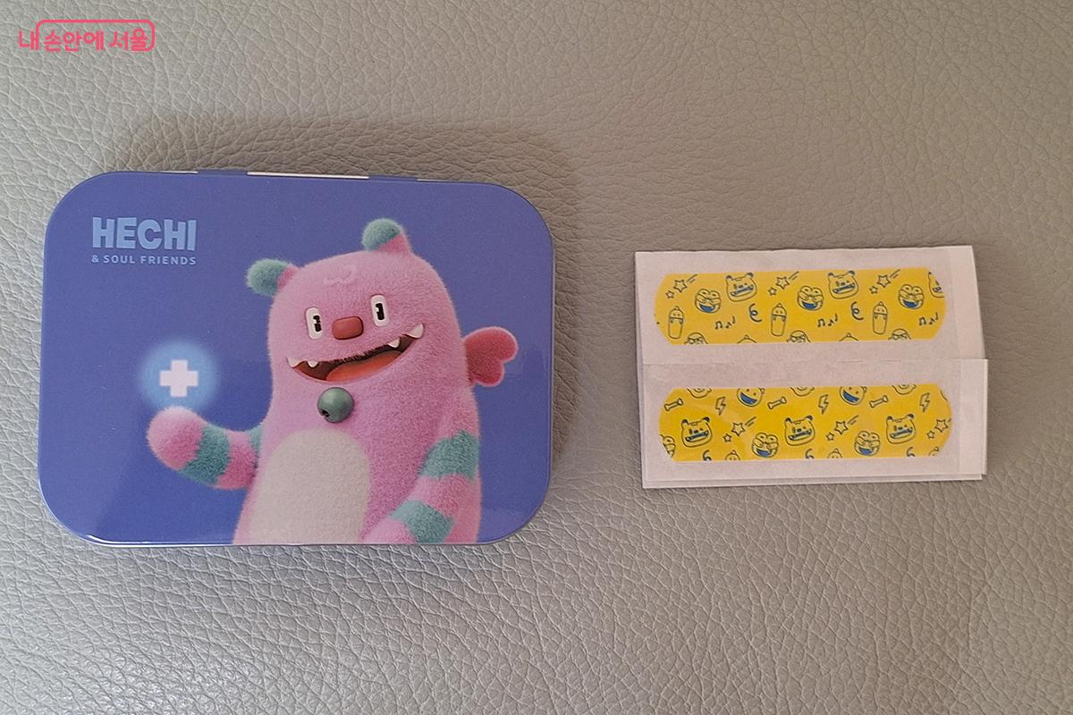 굿즈박스 속에는 해치와 친구들의 모습이 그려져 있는 반창고가 들어 있어 실용적 쓰임새를 더했다. ©백승훈