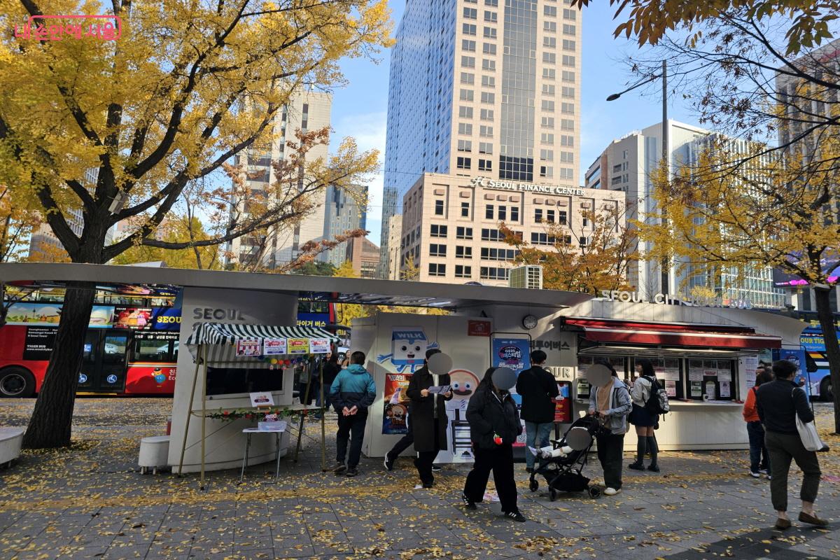 서울 관광 명소를 한번에 돌아볼 수 있는 '서울시티투어버스'를 예약했다. &copy;염지연