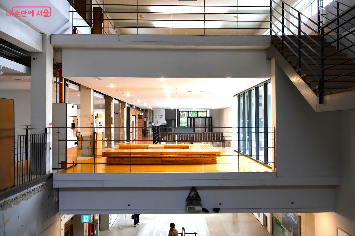 선유도이야기관은 정수장에서 생산된 물을 공급하던 송수펌프실의 개조해 전시 공간으로 이용하고 있다. &copy;이봉덕