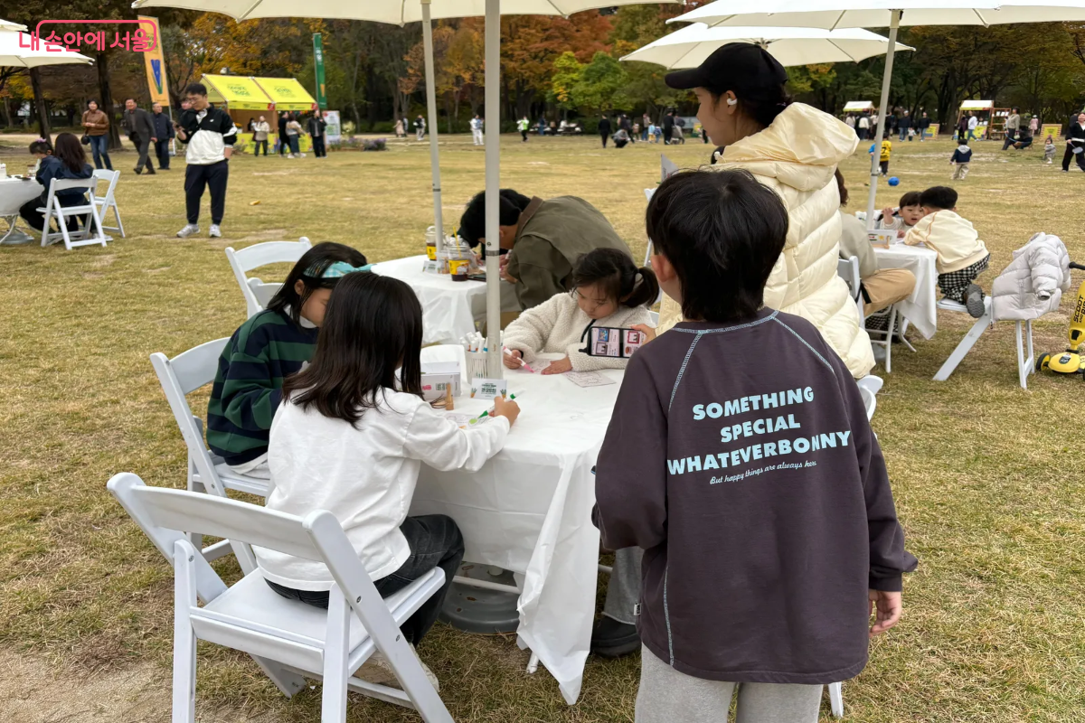 아이들이 정원 컬러링 엽서에 색을 칠하고 있다. &copy;이혜린