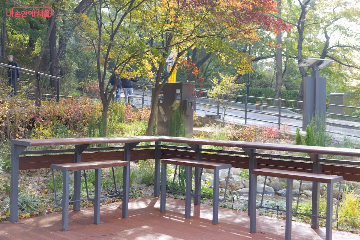 아담하지만 운치 있는 휴게 공간이 조성 되어 있어 효율적이다. &copy;임중빈