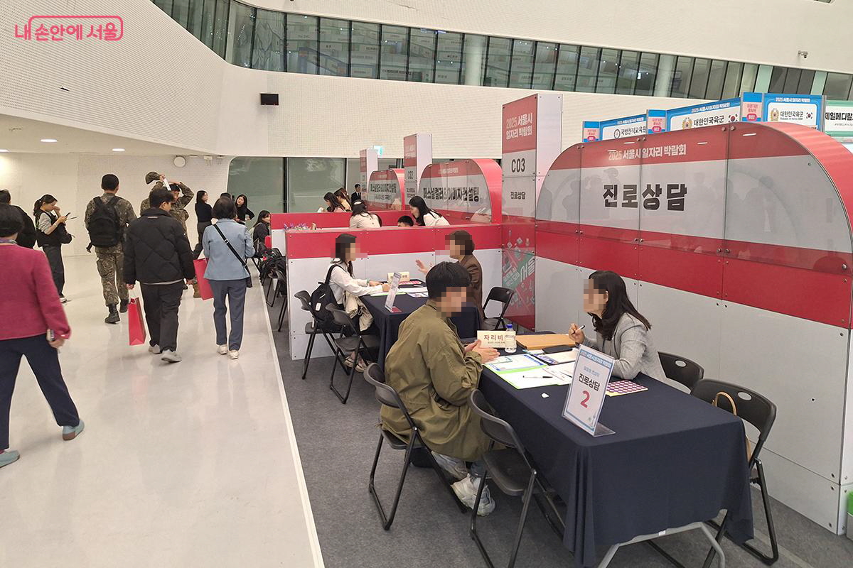 '진로상담' 코너에서 깊이 있는 대화와 섬세한 맞춤형 조언을 통해 자신의 잠재력과 가능성을 발견한다. ©이혜숙