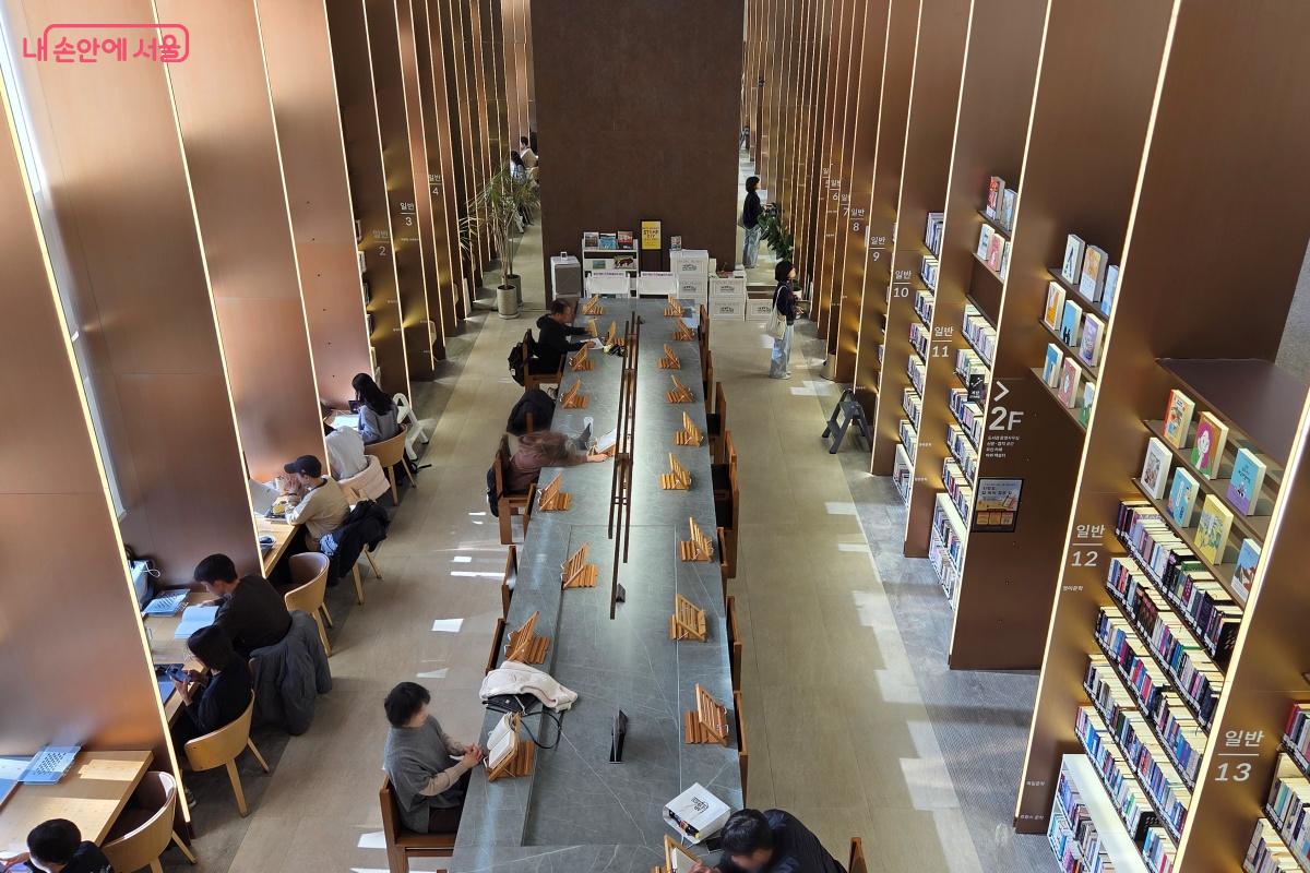 높은 층고와 대형 독서 테이블을 갖춘 2개 열람실로 구성되어 있다. &copy;김미선