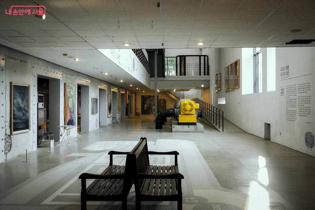 지하층에는 선유도가 1978년부터 2000년까지 서울 서남부 지역에 수돗물을 공급했던 정수장이었음을 상기시키는 &lsquo;송수 펌프&rsquo;가 자리하고 있다. &copy;김아름