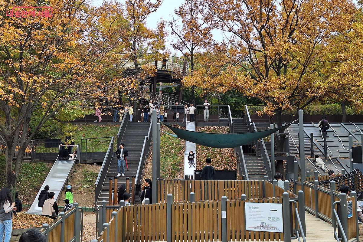 가족 단위의 방문객들이 ‘숲속놀이터’에서 즐거운 시간을 보냈다. ©이혜숙
