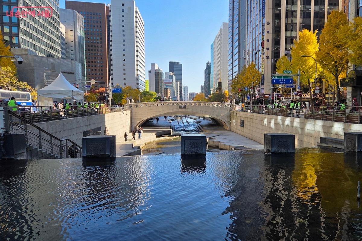 가을색이 깃든 청계광장에서 바라본 도심 한가운데를 가르는 청계천 &copy;이상돈
