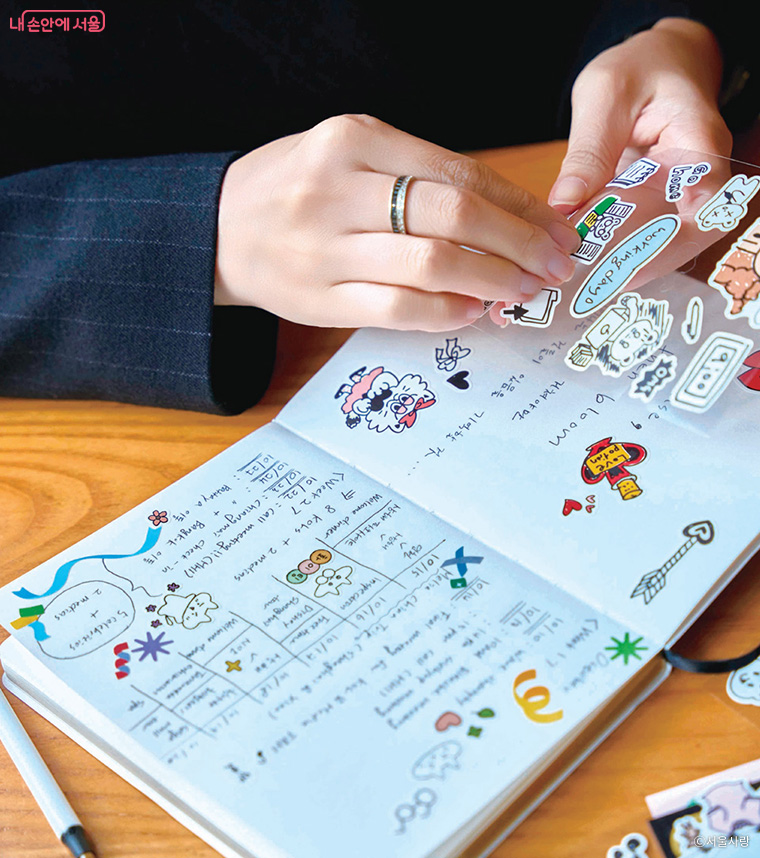 평범한 메모와 스케줄링이 ‘다꾸’로 더욱 즐거워졌다는 서언경 씨의 다이어리.