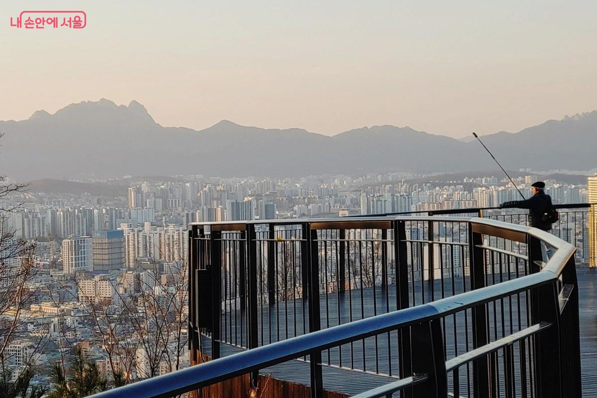 북한산, 도봉산 등 파노라마 풍경이 펼쳐지는 용마산 스카이워크 전망대 ©김병규