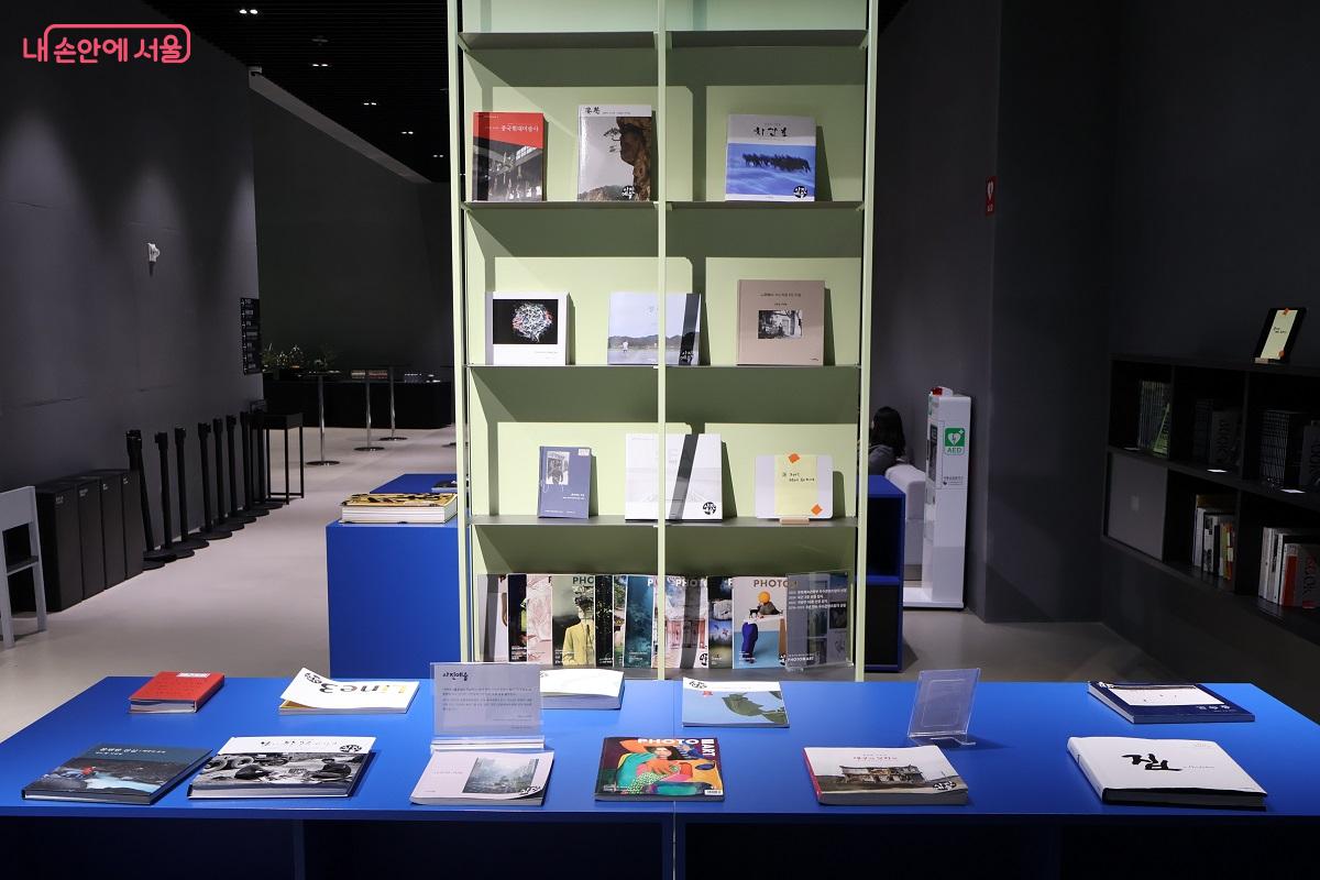 전시 관람 여부와 관계없이 시민 누구나 방문하여 사진 도서를 접할 수 있다. ©이봉덕